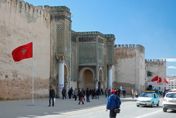 Marokko - Meknès - Poort Bab Mansour met stadsmuur